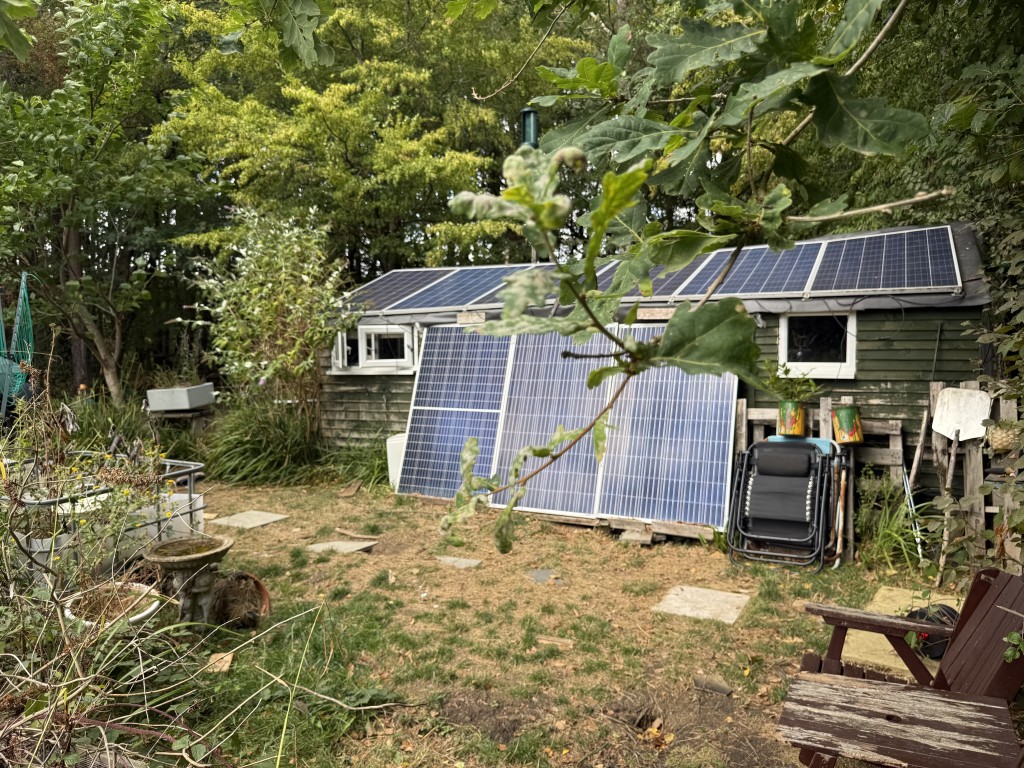 Lot: 188 - APPROX. ONE ACRE OF LAND IN SEMI-RURAL LOCATION WITH UNIQUE HOLIDAY RENTAL - Utility cabin with solar panels